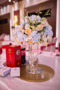 优雅婚礼桌花布置展示