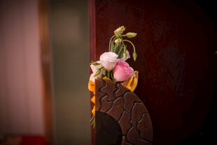 中式古典发簪上的娇艳花朵