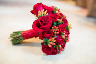 红玫瑰新娘手捧花