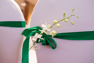 绿丝带装饰的雅致花束