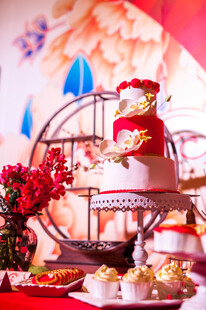 精致多层蛋糕与甜点展示