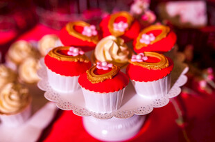喜庆红色纸杯蛋糕