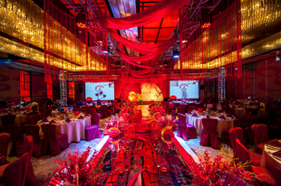 浪漫红色系婚礼宴会现场