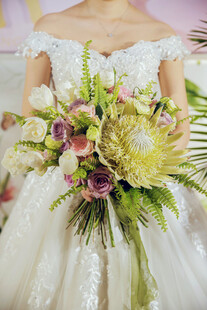 新娘手捧多彩鲜花花束