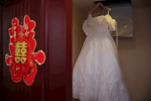 门边婚纱与喜庆囍字