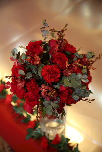 艳丽红玫瑰花束装饰