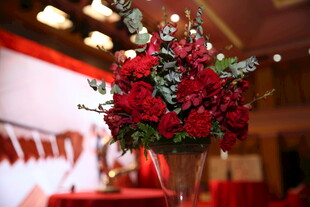 红玫瑰插花装饰场景