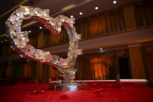 心形珠宝雕塑展示