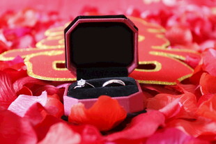 玫瑰丛中的精美戒指盒