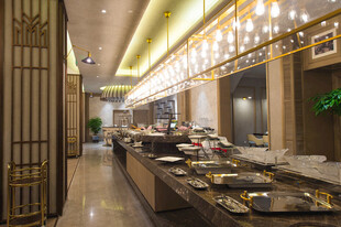 豪华自助餐厅美食陈列区