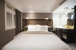 现代简约风格温馨卧室