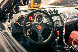 赛车驾驶舱特写