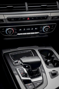 汽车内饰操控区域特写