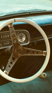 复古汽车方向盘特写