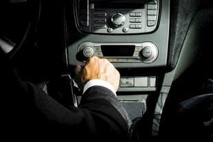 手握汽车换挡杆特写