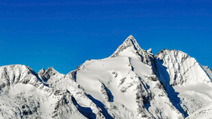 巍峨雪山