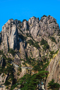 巍峨险峻的壮丽山峰