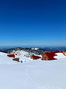 雪山上的多彩小屋