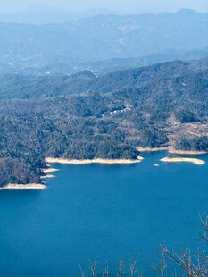 青山环抱的湛蓝湖泊