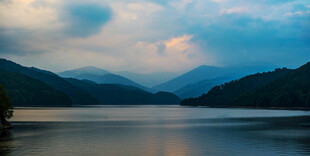 宁静山水湖景图