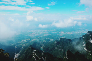 云海中的壮丽山峦景色