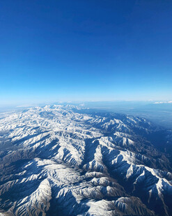 俯瞰壮丽雪山美景