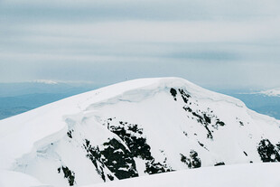 雪山之巅壮丽景致