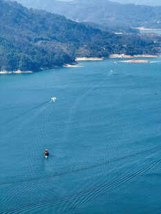 碧波湖面单人泛舟赏景
