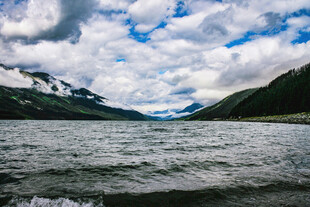 高山湖泊美景