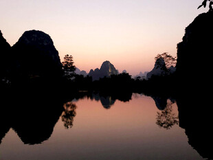 黄昏山水倒影美景