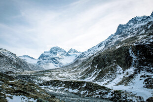 雪山山谷壮丽自然景观