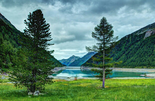 山间湖畔美景