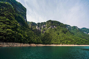 青山绿水间的秀丽湖景