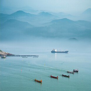 海上船只与远山美景