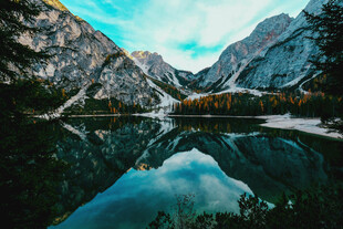 山间湖泊美景倒影如画