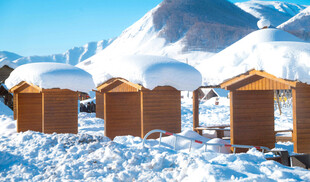 雪中山间木屋