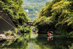 青山绿水间的皮划艇之旅