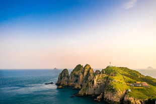 海边峻峭岩石与碧海蓝天