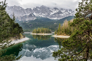 山间湖泊美景