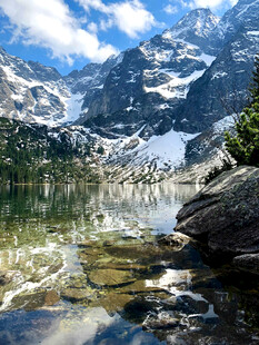高山湖泊美景