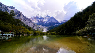 山水相依的静谧湖景