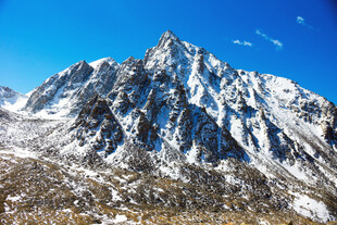 巍峨雪山
