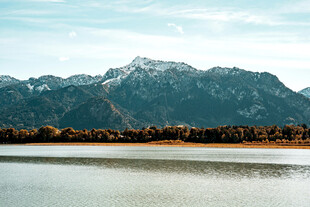 湖畔雪山美景
