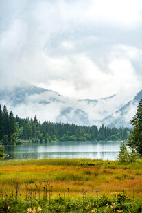 湖畔山林间的云雾美景