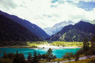 秀丽山间蓝湖风景