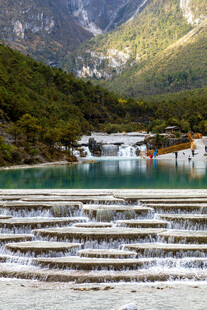 山间碧湖旁的阶梯景观