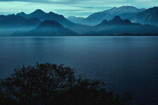 静谧湖山夜景图