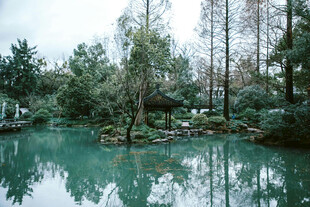 中式园林静谧湖水景观