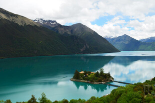 美丽湖中小岛与青山美景
