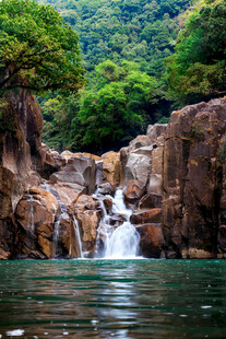 山间溪流瀑布自然美景